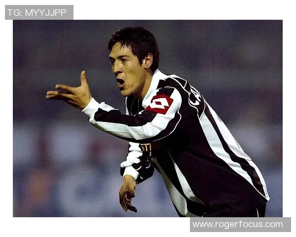 足球明星在巅峰时期的颜值与魅力展现了他们的风采与个性